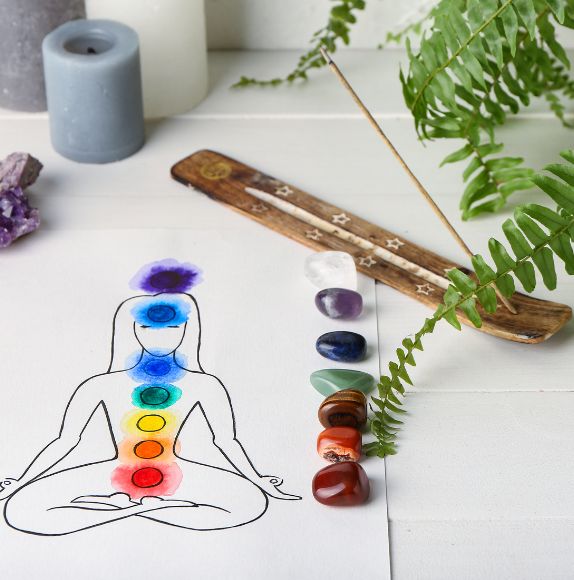 Des chakras avec des pierres alignées pour la méditation et l'énergie Reiki.
