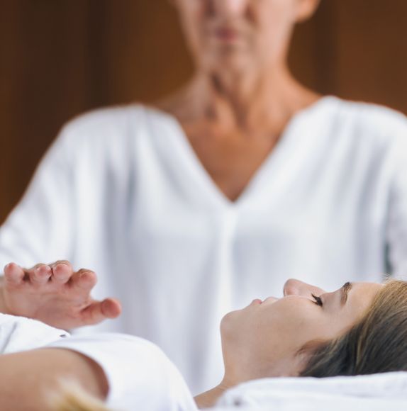 Praticienne Reiki avec une patiente
