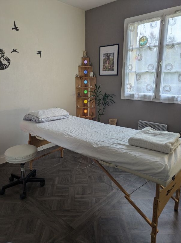 Salle de Reiki apaisante avec table de soin